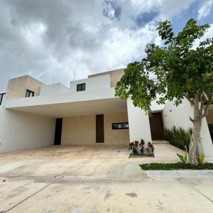 Casa en Privada de 4 Recámaras en Temozón Norte