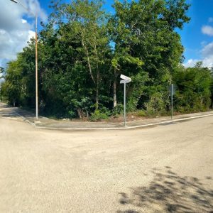 TERRENO EN ESQUINA EN LA REJOYADA