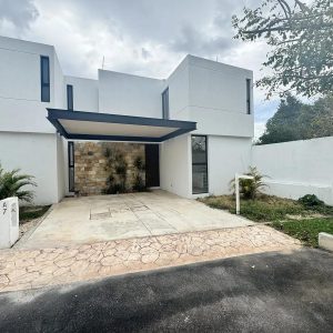 Casa en venta con alberca en privada Amelia 18